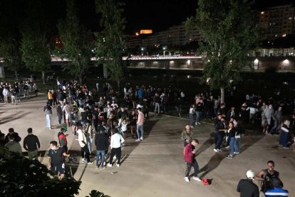 Imagen de archivo de jóvenes que fueron a celebrar el fin del toque de queda nocturno al margen del río Segre de Lleida el 9 de mayo.