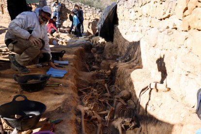 Los arqueólogos trabajando en la fosa de la Guerra Civil en el cementerio viejo del Soleràs.