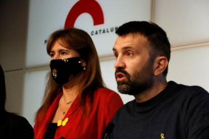 El secretario tercero de la Mesa, Pau Juvillà (CUP), al lado de la presidenta del Parlamento, Laura Borràs, en rueda de prensa.