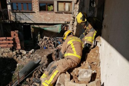 La caída de un muro de piedra antiguo obliga a desalojar dos fincas en Tàrrega