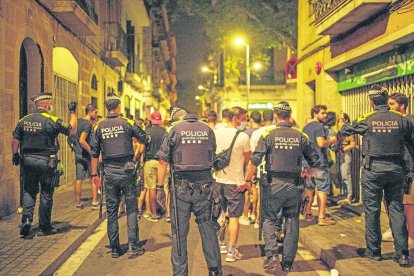 La Guàrdia Urbana de Barcelona desallotja joves que feien botelló divendres a la matinada.