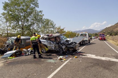 Efectius d’emergències treballant ahir després de la col·lisió entre els dos vehicles a Artesa de Segre.