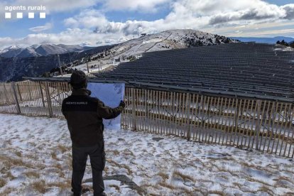 Un agente de los Agents Rurals ante la construcción de un parque solar en la zona del Planell de la Tossa.