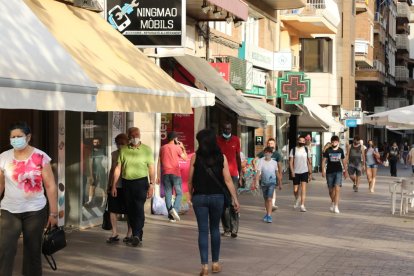 Varias personas pasean con mascarilla en el Eix de Lleida