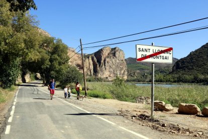 Més de 150 persones es concentren a Sant Llorenç de Montgai per exigir l'aturada de les obres a la Paret de l'Os