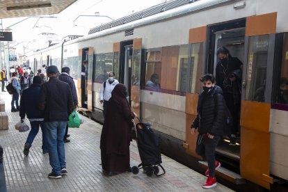 Pasajeros del tren de la línea de Manresa en Tàrrega.