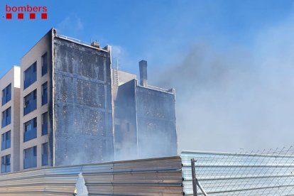 Estabilizado un incendio en un edificio de cinco pisos en el barrio de Magraners