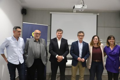 Antoni Cañete y Xavier Caufapé, en el centro, con miembros de la dirección de Pimec Lleida.