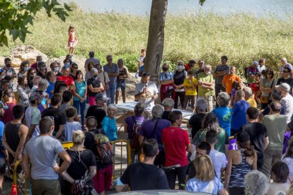 La lectura del manifiesto por parte de los convocantes, vecinos, ecologistas y escaladores, en contra de las obras de la Diputación.