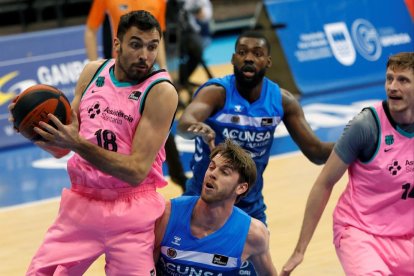 El leridano Pierre Oriola captura un balón ante Mike Carlson.