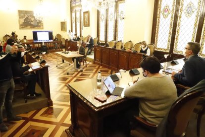 Un moment del ple telemàtic i presencial d’ahir.