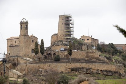 Les obres de consolidació de la torre medieval del castell de Lloberola.