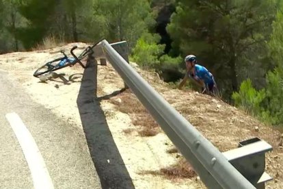 Alejandro Valverde s’enfila pel terraplè pel qual va caure.