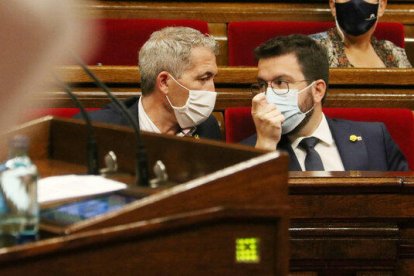 Josep Gonzàlez-Cambray, en el Parlament junto a Pere Aragonès en una fotografía de archivo.