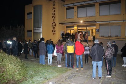 Concentración ayer en repulsa al crimen del jueves en la Garrotxa.