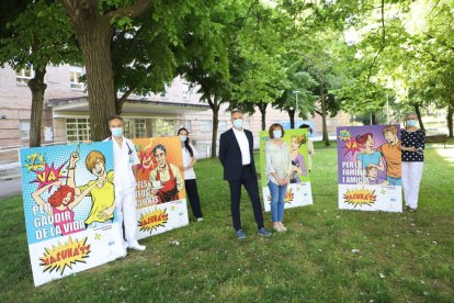 Membres dels Col·legis de Metges i Infermeres de Lleida, amb Ramon Mur i Mercè Porté, als jardins de l’Arnau.