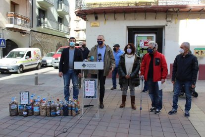 Presentació de la campanya per no tirar més burilles a terra, ahir a la Seu d’Urgell.