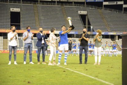 Toni Vicente, capità del Lleida Esportiu i un dels fills d’Emili, va rebre de mans de la seua mare el trofeu de campions.