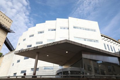 Vista de la entrada a la Audiencia de Lleida, que juzgará hoy y mañana un caso de abusos a una menor. 