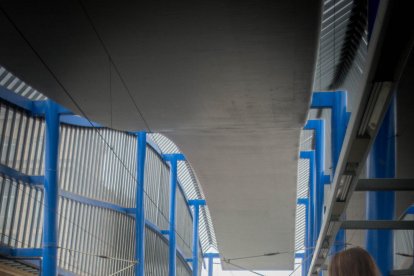 Un tren de alta velocidad en la estación de Lleida.