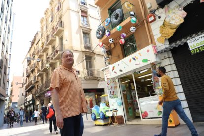 Marc Sangrà, ahir davant de la façana de l’edifici.