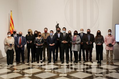 Foto de família amb alguns dels responsables dels establiments històrics guardonats ahir per la conselleria de Treball.