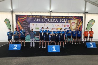 Los tres jugadores del Borges, a la izquierda, en el podio de la Copa del Rey de tenis de mesa.