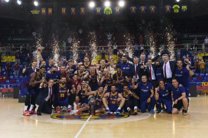 Pierre Oriola, capitán del equipo, hace el signo de la victoria tras ganar la Liga el pasado martes.