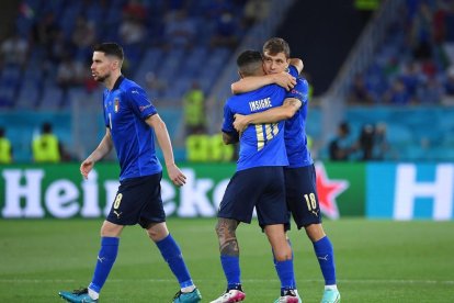 Jugadores italianos celebran uno de los tres goles que anotaron ayer ante Suiza.