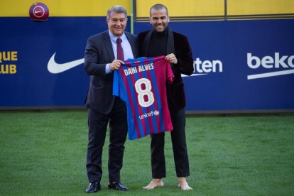 Dani Alves, descalç al costat de Joan Laporta durant la presentació oficial com a jugador del Barça.