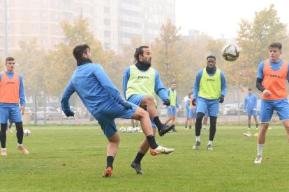 Jugadores del Lleida Esportiu durante un entrenamiento reciente.