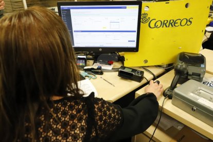 Imatge d'arxiu d'una oficina de Correus a Lleida.