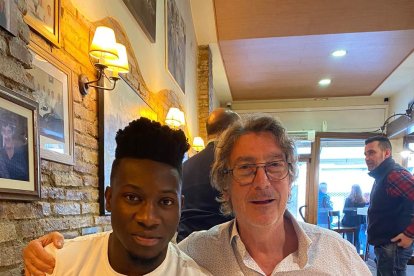 Onana, ayer junto a Ismael Balcells “Tòfol”, exjugador del Lleida.