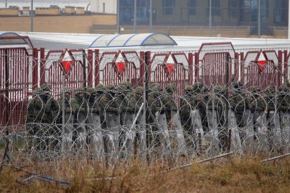 Efectius militars polonesos a la frontera de Kuznica.