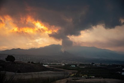 El volcà ha expulsat més cendra i gasos tòxics en les últimes hores.