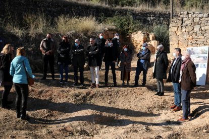 La consellera de Justícia, Lourdes Ciuró (izq.), durante una visita a una fosa del Soleràs en septiembre.