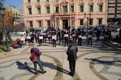 Concentració sindical davant de la subdelegació del Govern central a Lleida, ahir.