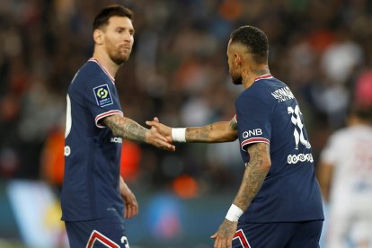 Messi i Neymar se saluden abans de començar el partit.