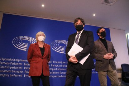 Clara Ponsatí, Carles Puigdemont y Toni Comín, el pasado 14 de enero en el Parlamento Europeo.