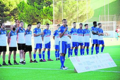 El capitán del Mollerussa se dirige al público durante la presentación.