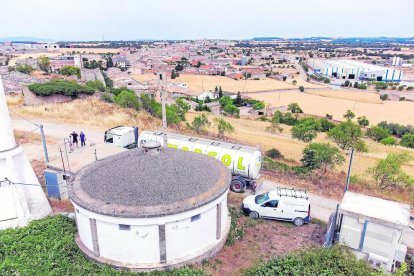 Un camió cisterna al costat del dipòsit de Sant Ramon.