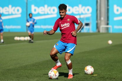 Coutinho, ahir entrenant-se, podria suplir Pedri.