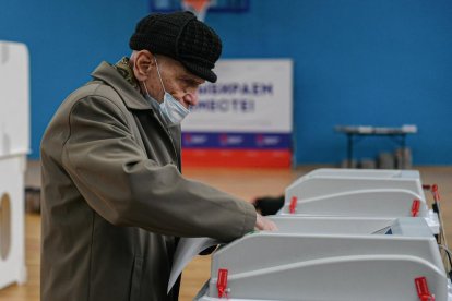 Un hombre emitiendo ayer su voto en un colegio ruso.