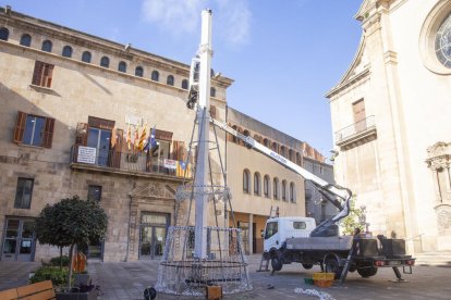 Operarios trabajando en los últimos detalles de la iluminación. 