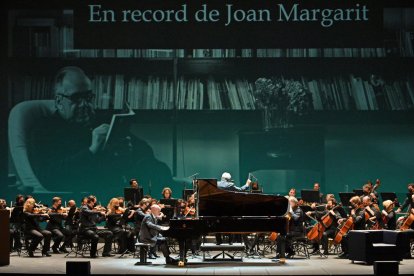 La Simfònica del Liceu i el pianista Albert Guinovart, ahir a l’acte de record a Joan Margarit.