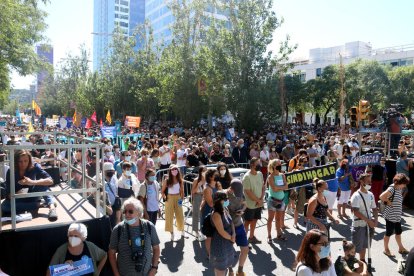 Plano general de la manifestación en contra de la ampliación del aeropuerto de El Prat, a la que fueron 10.000 personas según la Urbana.