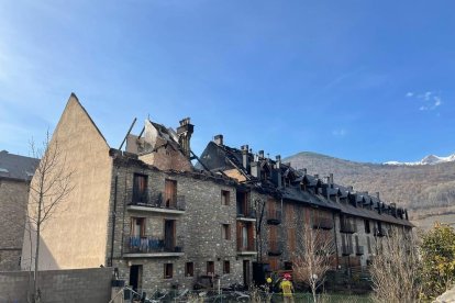 Efectivos de los Bomberos sanearon ayer el inmueble afectado por el incendio. 