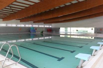 Los dos vasos de la piscina cubierta ya se han llenado de agua. 