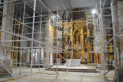 Andamios en el interior de la iglesia de El Palau d’Anglesola. 