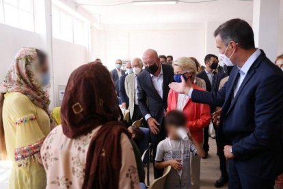 Pedro Sánchez, Ursula von der Leyen i Charles Michel van visitar el centre d’acollida de Torrejón.